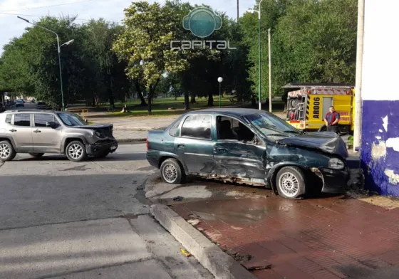 Dos autos chocaron y uno terminó incrustado en la pared de un taller