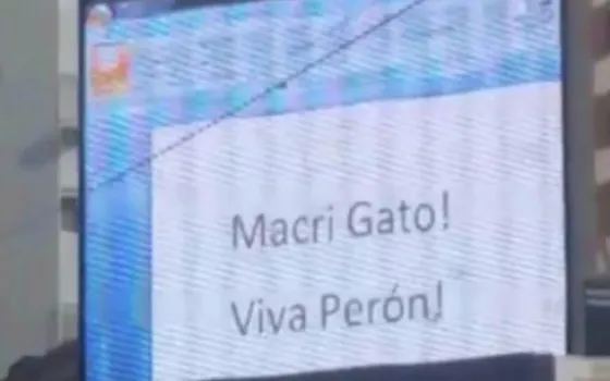 “Macri gato” y un video porno coparon una pantalla gigante. Video