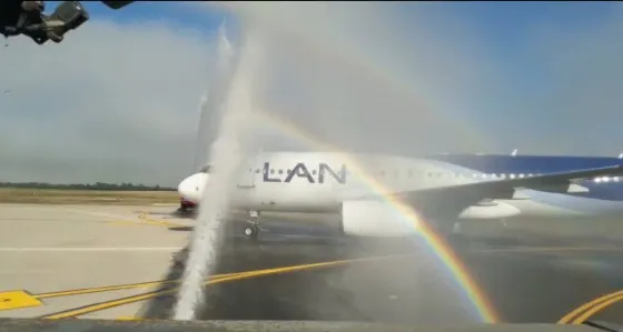Un arco de agua de bautismo y un acoiris para recibir el primer vuelo de Las Termas de Río Hondo. Mirá el video