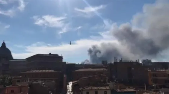 #Roma Se incendió un depósito de autos y el humo afectó al Vaticano