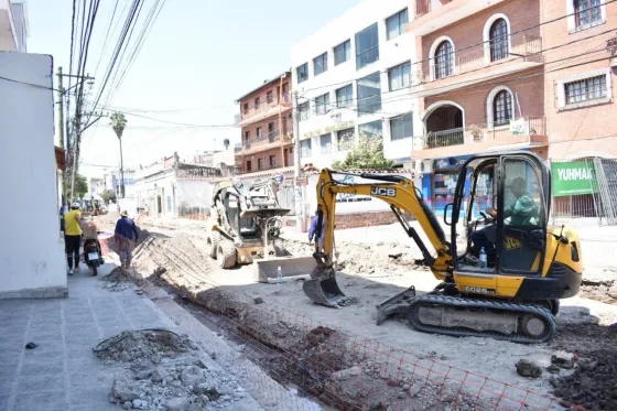 Avanzan las obras de bacheo en avenida Jujuy entre Alvarado y Urquiza