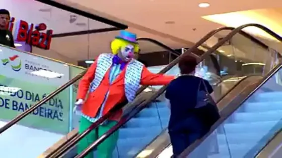 ¡Lo mato! Mirá el video con las bromas pesadas de este payaso en un shopping
