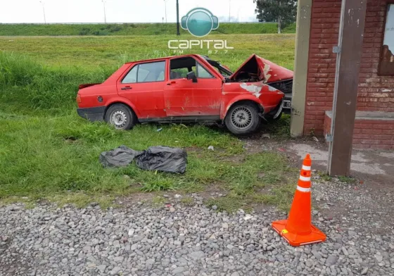 Un vehículo se incrustó contra una parada de colectivo: el conductor desapareció