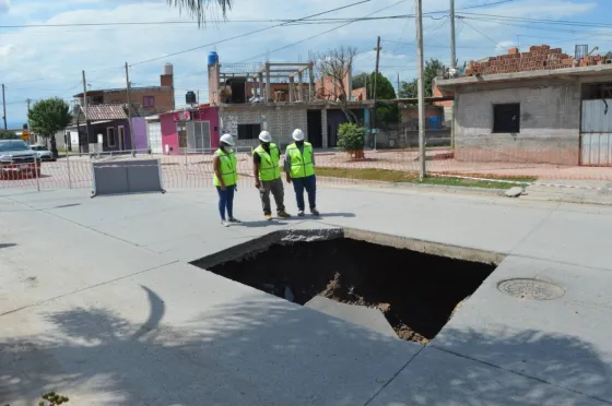 Apareció tremendo agujero en plena avenida de un barrio salteño