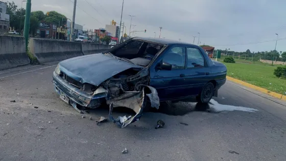 Tremendo choque contra la platabanda de la avenida Bolivia: el conductor se salvó de milagro