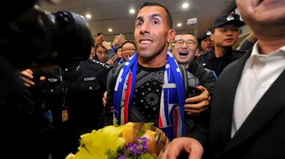 Una multitud recibió a Tevez en el aeropuerto de Shangai