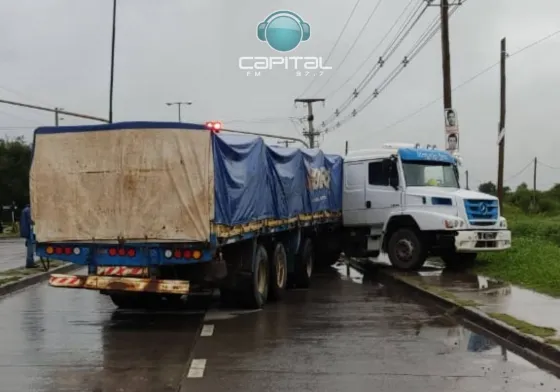 Tremendo choque múltiple: un motociclista se salvó de milagro