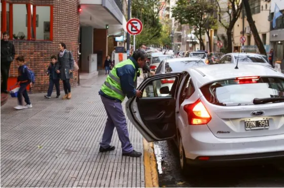 Por la vuelta a clases, multarán a todos los que estacionen en doble fila en las escuelas