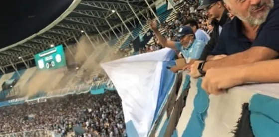 VIDEO: Un hincha de Racing tiró las cenizas de un familiar a todo el público