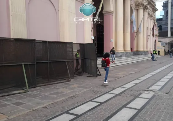 Por la marcha del 8M, colocan vallas en la Catedral de Salta
