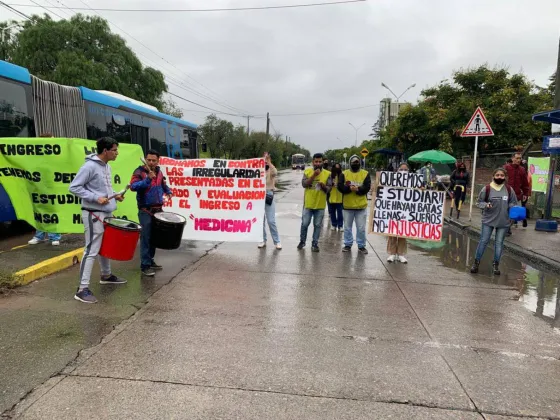 Rindieron para ingresar a medicina y desaprobaron todos: reclaman en la UNSa