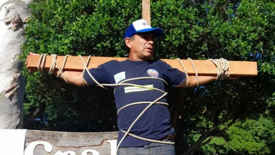Pasó en Orán: se crucificó en la mitad de la plaza para pedir un terreno