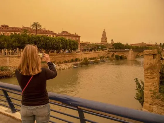 España se tiñó de naranja: una nube de polvo preocupa al país