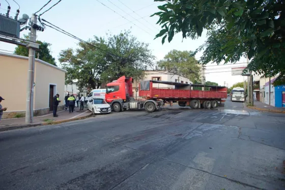Otra mañana accidentada en Salta: un camión chocó contra un auto