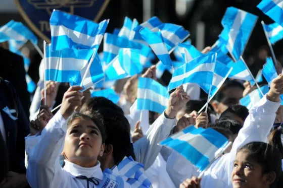 Alumnos y docentes no deberán asistir a actos patrios en días feriados
