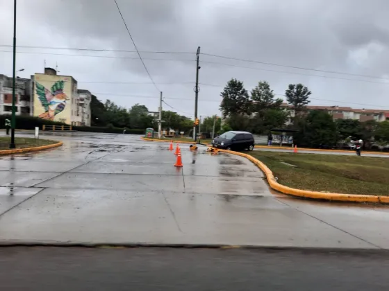 Mamá llevaba a sus hijos a la escuela y terminó chocando contra un semáforo
