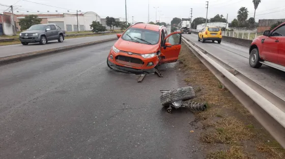 Manejaba alcoholizado por la Av. Tavella y terminó chocando contra un poste