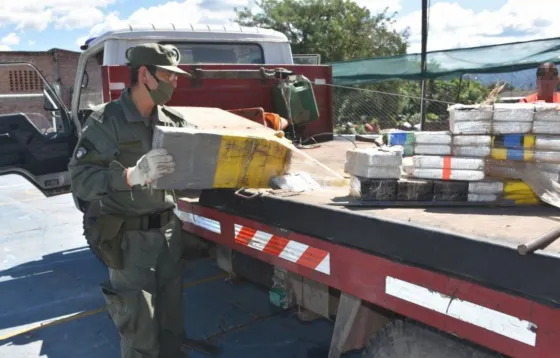 Llevaba más de 500 kilos de cocaína en un falso piso de una grúa