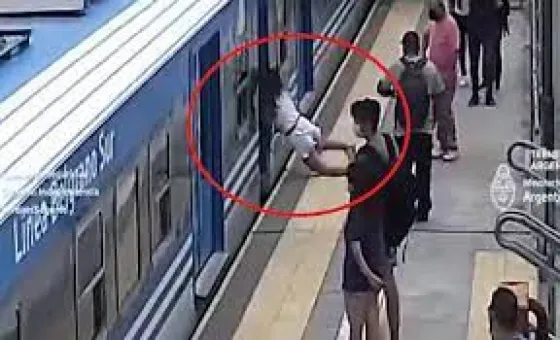 VIDEO: Una pasajera se cayó a las vías de un tren y se salvó de milagro