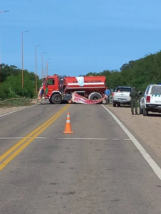 Bomberos de Embarcación están cortando la ruta: los motivos