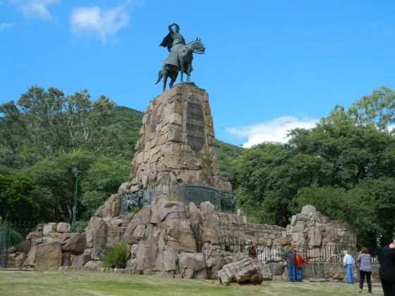 Tragedia en el Monumento Güemes: un turista falleció en las escalinatas
