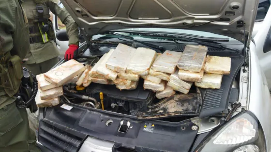 Otro golpe al narcotráfico: Hallaron cocaína en el capot de un auto