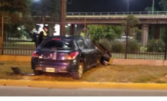 Madrugada accidentada en Salta: Un auto se incrustó en la rotonda de Limache