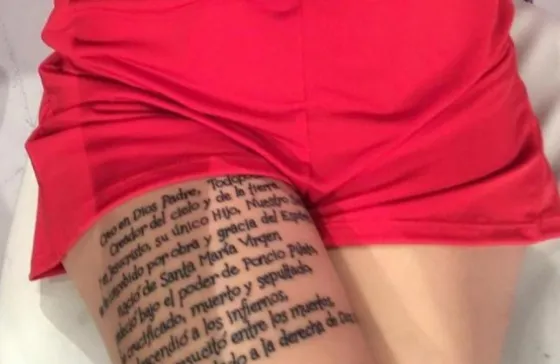 La mediática que se tatuó el credo católico en la pierna