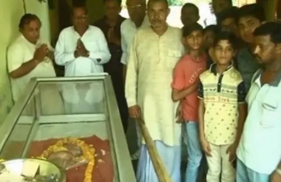 Nació una vaca con cabeza humana y es alabada. Video