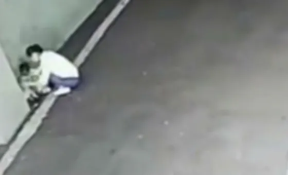 Capturan el momento en que una madre abandonando a su bebé. Video