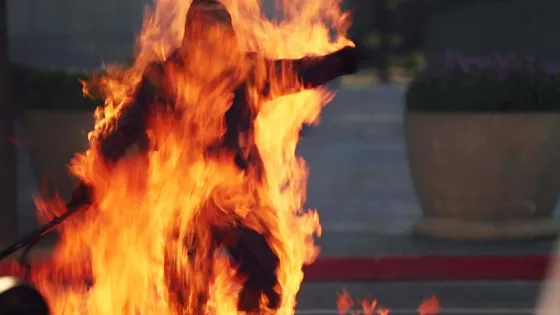 Puente de Avenida Chile: Una mujer roció con alcohol a su pareja y lo prendió fuego