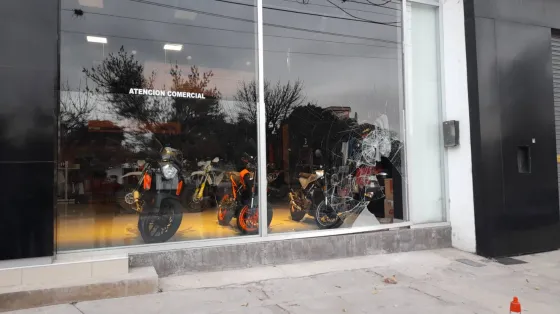 La concesionaria Benavides sufrió un atentado en una de sus vidrieras