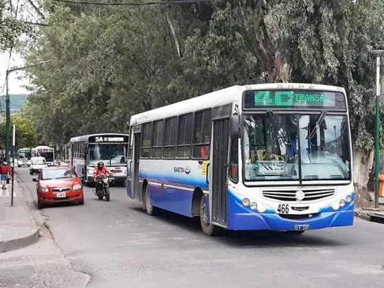 La crisis del gasoil pone en peligro al transporte de colectivos en Salta