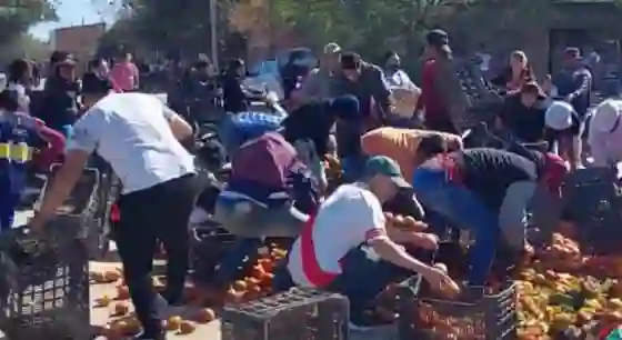 Un camión perdió los cajones de verdura en Orán y los vecinos se robaron todo