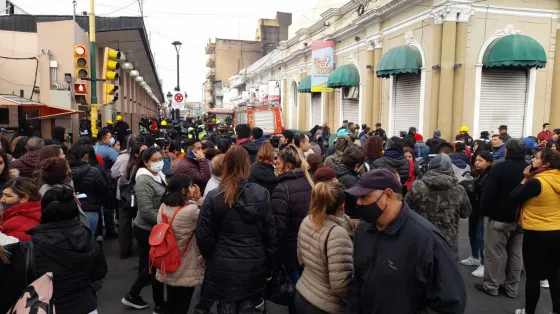 Feroz incendio en la feria comercial de San Martín e Ituzaingó: las pérdidas son totales