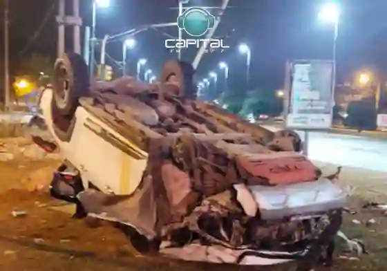 Conductor se durmió y terminó volcando en Av. Ex Combatientes de Malvinas