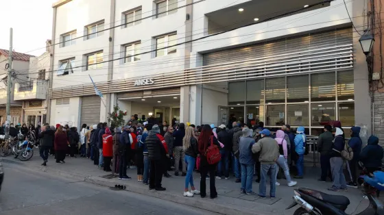 Decenas de personas esperaban ser atendidos mientras había asamblea en Anses