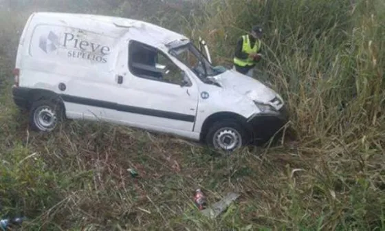La mataron dos veces: Chocó una camioneta que llevaba una cadaver y el cuerpo salió despedido