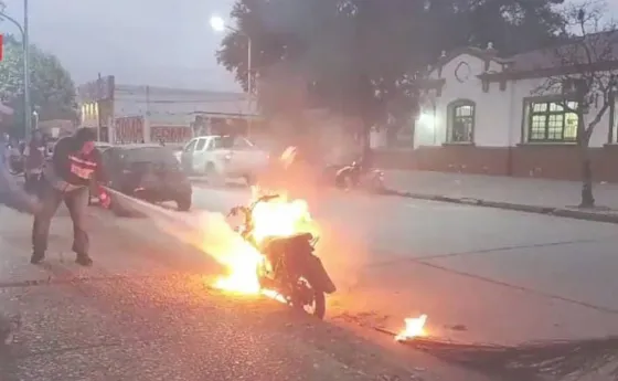 Una moto se prendió fuego en plena calle de Orán