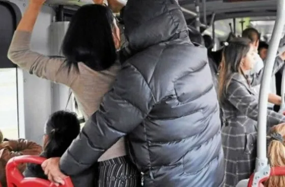 Se multiplica el ejemplo, otra vez un hombre detenido por manosear una mujer en un colectivo