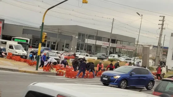Cayeron cajones de gaseosas de un camión en plena Av. Paragay y saquearon todo