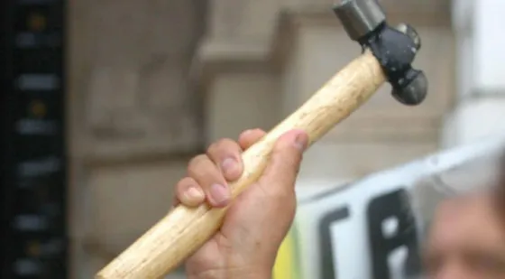 Violento intentó golpear con un martillo a su ex novia y ex suegra