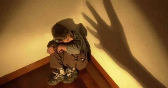 Madre golpeaba a su hijo de 5 años con una varilla: Será condenada