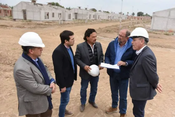 Sáenz recorrió la construcción de viviendas y la nueva ruta Orán – Embarcación