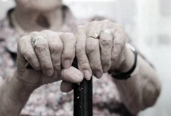 Anciana rompía los autos que estacionaban en la vereda de su casa