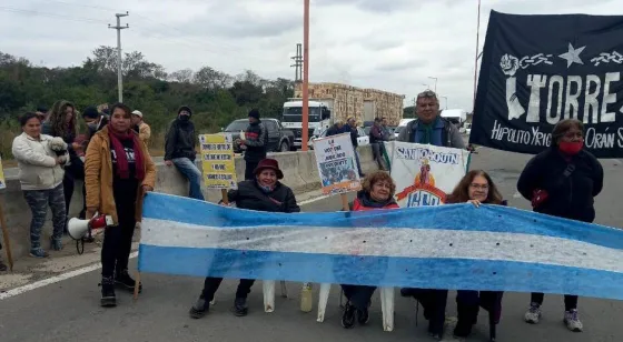 Orán: Abuelos cortaron la ruta 50 exigiendo mejor atención del PAMI