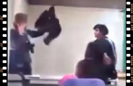 Alumna agarró de los pelos y golpeó a su profesora . Video
