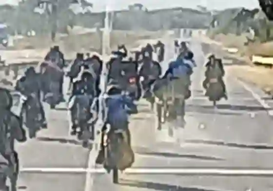 Imprudencia: decenas de jovenes hacían "picadas" en plena Ruta 50