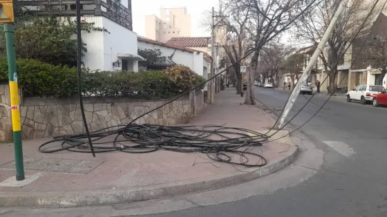 Un camión se llevó puesto cables y un poste: Dejó a toda una cuadra sin luz