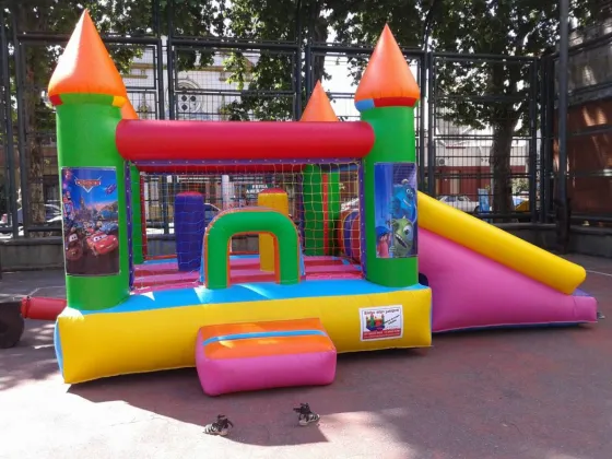 INCREÍBLE: Un castillo inflable sale volando con nenes adentro. Mirá el video